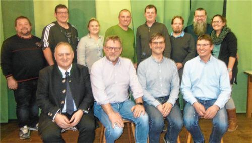 Bei der Aufstellungsversammlung: (von links, sitzend) Bürgermeister Alfred Lantenhammer, Gemeinderat Robert Kleindienst, Gemeinderat Georg Berndl, Gemeinderat Reinhard Winterer sowie (von links, stehend) Andreas Reiter junior, Bernhard Meier, Eva Waxenberger, Siegfried Waltl, Christian Meier, Dietmar Auer, Franz Pointner und Elisabeth Pointner. Foto Angermeier