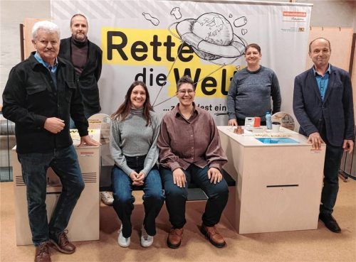 Bei der Ausstellungseröffnung:  (von links) Bürgermeister Erwin Baumgartner, Nikolaus Hönning von der Verbraucherschutzzentrale Bayern, Büchereileiterin Andrea Obermaier, Tina und Madlen Winterer, beide Vorstandsmitglieder der Ortsgruppe vom Bund Naturschutz, sowie Matthias Zeuner-Hanning, Verbraucherschutzzentrale Bayern.Foto privat