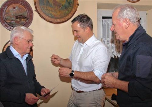 Bei der Ehrung: Georg Lanzinger (rechts) und Christian Weyrich (Mitte) zeichnen Josef Hoffmann für 50 Jahre bei den Frahamer Inntalschützen aus. Foto Kirsch