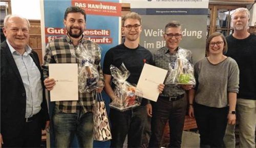 Bei der Ehrung: (von links) der Leiter des Bildungszentrums Mühldorf/Altötting sowie Lehrgangsleiter Jochen Englmeier mit den Lehrgangsbesten Eugen Gross, Adrian Hakenjos und Hariolf Gentner sowie die Dozenten Martina Thalbauer und Alexander Reichmann. Foto Maier