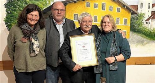 Bei der Ehrung: (von links) die stellvertretende Kassierin Elisabeth Kurfer, der Zweite Vorsitzende Robert Gsinn, Ehrenmitglied Hans Demberger und die Vorsitzende Barbara Noichl. Foto Knarr