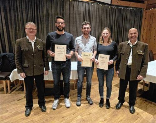 Bei der Ehrung: (von links) Erster Schützenmeister Martin Maier, Thomas Strein, Georg Auer, Magdalena Auer, Zweiter Schützenmeister Christian Heimgartner. Foto re