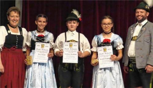 Bei der Ehrung: (von links) Jugendleiterin Birgit Frenzel, Mara Barthel, Korbinian Bruckmeier, Elisabeth Berghammer und Zweiter Vorplattler Andi Haindlfinger. Foto Frenzl