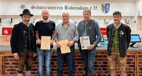 Bei der Ehrung: (von links) Lenz Bodmaier, Stefan Wagner, Andi Roßrucker senior, Thomas Guggenberger und Kurt Huber. Foto Schützenverein in Babensham