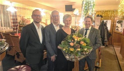 Bei der Ehrung: (von links) Stellvertretender Personalratsvorsitzender Christian Asang, Thomas und Sandra Nicklbauer sowie Bürgermeister Josef Grundner. Foto Stettner