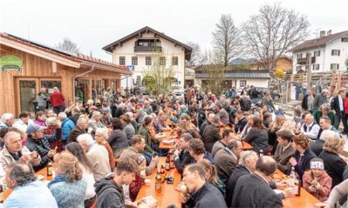 Bei der „Einweihung“ des neuen Dorfplatzes im April.