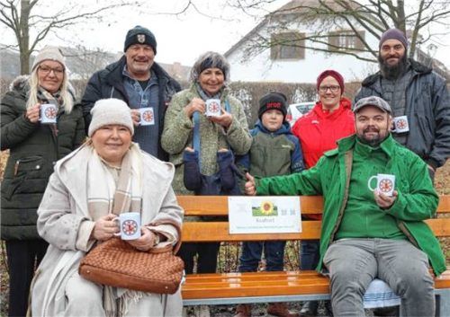 Bei der Einweihung: (von links, vorne: Anna Skrzydel und Stefan Zimmermann sowie (von links, hinten) Christine Englmaier-Watzlawik, Markus Seitz, Gisela Thumm, Jonas und Sandra Zellhuber sowie und Denis Stangl. Foto privat