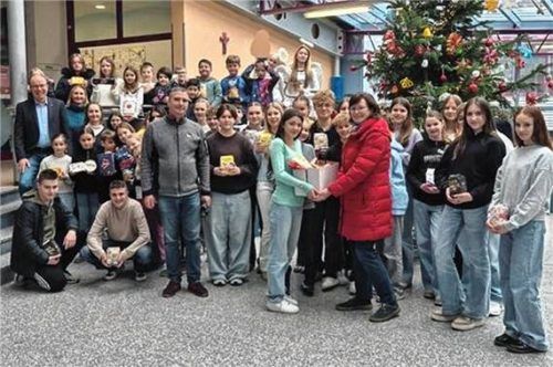 Bei der feierlichen Übergabe der Spenden. Foto RE