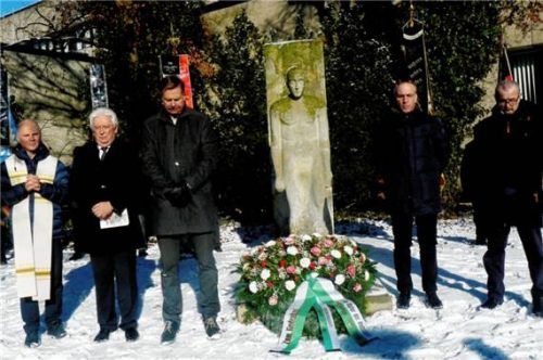 Bei der Gedenkfeier: (von links) Pater Kirchmann, Georg Ledig, Stephan Mayer, Bürgermeister Robert Pötzsch und Richard Fischer. Foto Fischer