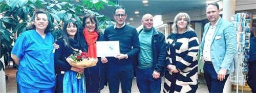 Bei der Geldübergabe: (von links) Marijela Vidakovic (Pflege MPC), Christina Schneider (Leitungsteam Rezeption), Manuela Erdmann (Pflegefachkraft der KBH), Simon Leicht (Geschäftsführer MPC), Franz Prassberger (Vorsitzender der KBH), Ulrike Adler (Einsatzleitung der KBH) und Johannes Komm (Leiter Hotelerie MPC). Foto  Hötzelsperger