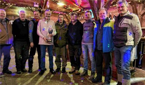 Bei der Gmoapokalsiegerehrung: (von links) Ferdl Bacher, Georg Asböck, Michael Lechner, Bürgermeister Matthias Schnetzer, Alfons Wallner, Erich Wolf, Richard Wax, Bruno Blaschke und Turnierleiter Wolfgang Schmid. Foto RE