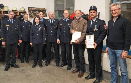 Bei der Jahreshauptversammlung: (von links) Martin Gruber, Michael Franz, Christina Antretter, Matthias Kuchler, Kommandant Markus Berger, Joachim Buchmann, Robert Astner, Josef Oberauer und Bürgermeister Matthias Jokisch.Foto re
