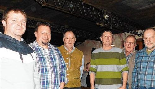 Bei der Jahresversammlung: (von links) Stefan Spriegl, Rainer Dettenbeck, Robert Söll, Bernhard Zehetmaier, der ausgeschiedene Fähnrich Karl Stettner und Josef Utz. Foto Unterforsthuber