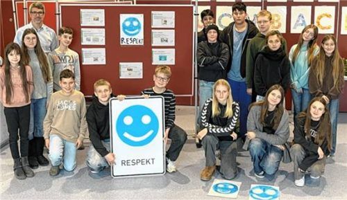 Bei der Präsentation: Markus Mayerhöfer (links), Konrektor und Klassenlehrer der 7a, mit seinen Schülern.Foto Esser
