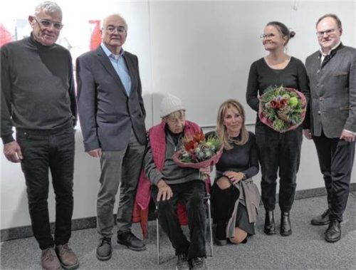 Bei der Preisvergabe: (von links) Kulturfördervereins-Vorsitzender Georg Klampfleuthner, Hans Peter Spiegl, Kuratoriumsvorsitzender der Martin-Gröbner-Stiftung, Magdalena Engels, Inge Fricke, Regina Marmaglio und der Priener Bürgermeister Andreas Friedrich. Foto Morgenroth