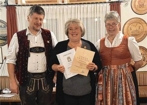 Bei der Preisverteilung zum Königsschießen der SG Erlstätt erhielt Renate Ohla (Mitte) eine Ehrung für 40 Jahre Mitgliedschaft beim Verein und beim Bayerischen Sportschützenbund (BSSB). Schützenmeisterin Andrea Huber und ihr Stellvertreter Stefan Rosenegger gratulierten herzlich. Foto Müller