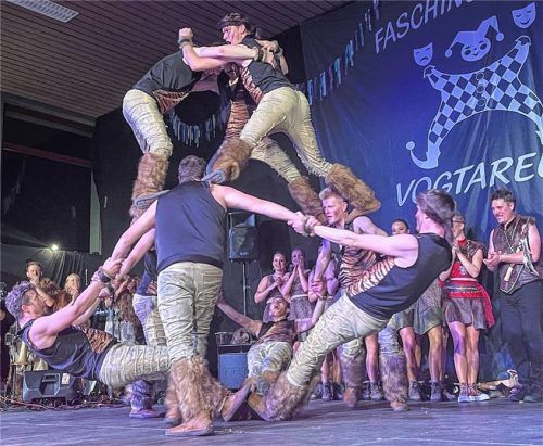 Bei der Rohrdorfer Faschingsgilde lautet das diesjährige Motto „Jäger und Sammler – zurück in die Steinzeit“. Der Ministerrat machte auch mit.