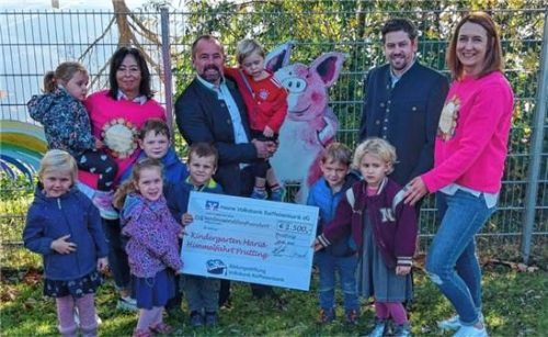Bei der Scheckübergabe: (von links) Kindergartenleiterin Annemarie Reichel, Peter Mitterer (Direktor Marktbereich Rosenheim-Simssee der meine Volksbank Raiffeisenbank), Florian Opperer (stellvertretender Hauptgeschäftsstellenleiter Prutting) und Kathrin Hell (Geschäftsführung Kindergarten). Foto re