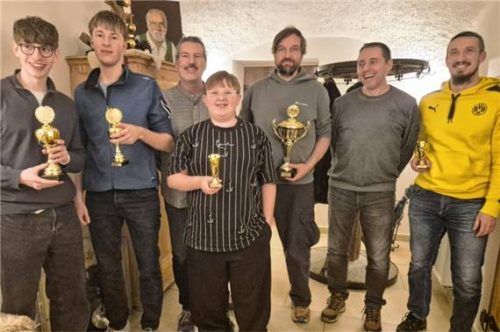 Bei der Siegerehrung: (von links) Matthias Gerber, Johannes Lamprecht, Toni Hingerl, Damian Golpert, Michael Röckenschuß, Abteilungsleiter Klaus Heimerl und Dinko Baric. Foto re