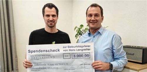 Bei der Spendenübergabe: (von links) Christian Berndlmaier vom Verein und Spender Hans Langreiter. Foto Privat