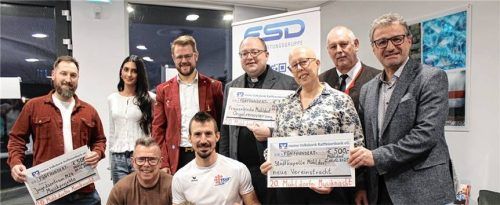 Bei der Spendenübergabe: (von links, hinten) Tobias Stockner, Aylin Ronya (Jugendzentrum), Bürgermeister Michael Hetzl, Stadtpfarrer Klaus Vogl, Nadine Kreitzl, Günther Langgartner (Stadtkapelle Mühldorf), Andreas Seifinger sowie (von links, vorne) Christian Kühl und Tobi Seifinger vom TSV 1860 Mühldorf.Foto  Huckemeyer
