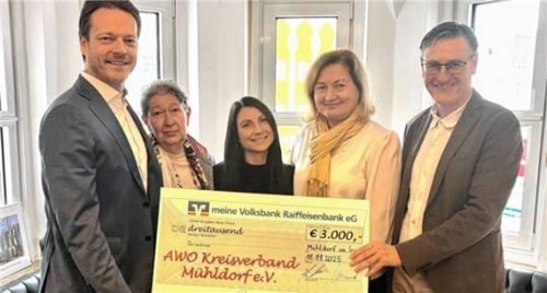 Bei der Spendenübergabe (von links): Johann Hell (Leiter Stiftungs- und Generationen-Management der meine Volksbank Raiffeisenbank eG), Klara-Maria Seeberger, Jennifer Montag, Helene Kalinin (Awo Kreisverband Mühldorf e.V.) und Jürgen Wallner (Direktor Region Mühldorf der meine Volksbank Raiffeisenbank eG).Foto meine VR Bank