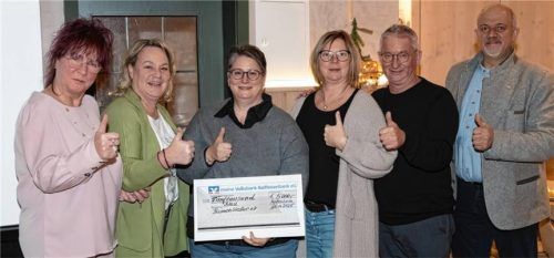 Bei der Spendenübergabe: (von links) Marion Auer, Birgit Bönisch, Elisabeth Schneider, Manja Harmgart, Hans Auer und der Mettenheimer Bürgermeister Josef Eisner. Foto Kretschko