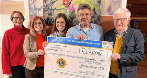 Bei der Spendenübergabe: (von links) Petra Zimmermann-Schwier (Geschäftsführerin), Andrea Mooshammer (Vorsitzende Lions Club), Rosina Lippacher (Koordinatorin Kinder- und Jugendtrauer), Manfred Putz (Lions Clubhilfswerk) und Thomas Kitzeder (Vorsitzender Anna Hospizverein). Foto re
