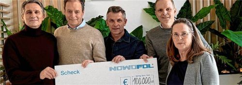 Bei der Spendenübergabe: (von links) Professor Dr. Dirk Zaak, Dr. med. Florian Zettl und Reinhold Frank für den Verein „Gemeinsam gegen den Krebs“ sowie die Geschäftsführung der Nowofol, Robert Pernath und Maria Maier.Foto  re