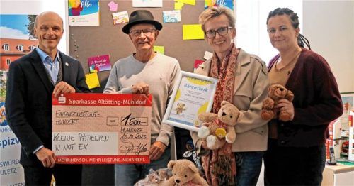 Bei der Spendenübergabe: (von links) Theobald Gschwandtner (Sparkasse) und Ralph Wendling („Kleine Patienten in Not“) mit Irene Umschlag und Simone Wagner (beide Anna Hospizverein). Foto RE