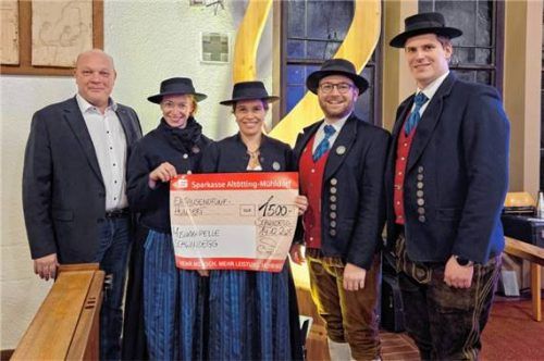 Bei der Spendenübergabe: (von links) Werner Müller, Franziska Grundner, Annelie Lohmayer, Alexander Steinbach und Alfons Braunhuber.Foto Sparkasse