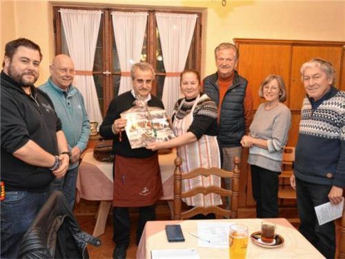 Bei der Übergabe der Collage: (von links) Carsten Musch, Fritz Schuder, Salvatore und Liliana Lo Bello, Josef Wieninger, Marile Hoffmann und Stefan Grünfelder.Foto  Wegner