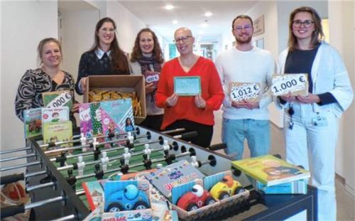 Bei der Übergabe der Geschenke: (von links) Daniela Degan, Daniela Schauer, Bianca Frey, Nadine Keitzl, Leon Hößel und Sofie Brenninger. Foto rath