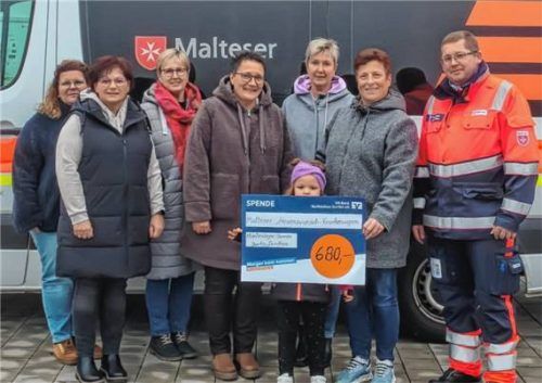 Bei der Übergabe der Spende durch die Obertaufkirchner Klopfersinger an Thomas Ziegler (rechts), Leiter des Herzenswunsch-Krankenwagens der Malteser im Landkreis Mühldorf. Foto Rita Stettner