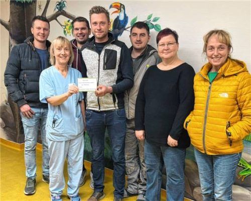 Bei der Übergabe der Spende: (von links) Johannes Eglsoer, Ilona Weidner (Stationsleiterin der Intensivstation am Kinderkrankenhaus St. Marien, Landshut), Michael Eder , Bernhard Eggerdinger, Ferdinand Godl, Sandra Platschka (stellvertretende Stationsleiterin der Intensivstation) und Monika Eggerdinger.Foto  Stettner