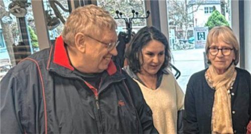 Bei der Übergabe der Weihnachtskarten im Awo-Seniorenzentrum. Foto Hausberger