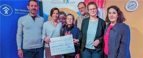 Bei der Übergabe: (von links) Dr. Maximilian Gebauer,Dr. Monika Gebauer, Bianca Hegmann, Burkhard Schröder, Sabine Kluge und Claudia Hausberger. Foto Stettner