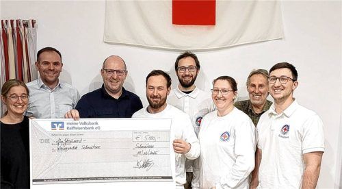 Bei der Übergabe: (von links) Elisabeth Nachbar, Walter Scheitzeneder und Thomas Schachner von der Theatergemeinschaft sowie Pascal Auer, Samuel Auer, Karin Kaltenhauser, Alois Dirnaichner und Jonathan Auer von der Wasserwacht. Foto Unterforsthuber