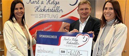 Bei der Übergabe: (von links) Petra Höcketstaller, Bürgermeister Dr. Tobias Windhorst und Sandra Jung.Foto Stadtverwaltung