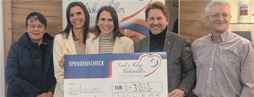 Bei der Übergabe: (von links) Susanne Mai, Kassierin des Fördervereins Mittelschule, Petra Höcketstaller, Vorsitzende der Höcketstaller-Stiftung, Sandra Jung, stellvertretende Stiftungsvorsitzende, Bürgermeister Josef Grundner und Günter Stettner, Vorsitzender des Fördervereins Mittelschule Ampfing. Foto Stettner