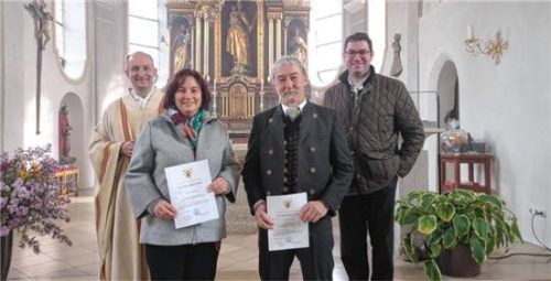 Bei der Verabschiedung: (von links) Pfarrer Tobias Prinzhorn, ehemalige Kita-Trägervertreterin Elisabeth Beringer, ehemaliger Kirchenpfleger Gerhard Hanslmaier und Verwaltungsleiter Christian Staber. Foto Huber