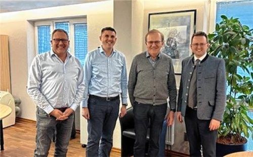 Bei der Verabschiedung: (von links) Stadtwerkeleiter Stefan Barber, Markus Boy, der Nachfolger von Robert Karl sowie Bürgermeister Stephan Schlier. Foto re
