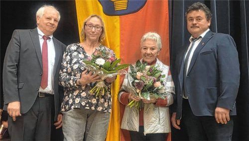 Bei der Verleihung: (von links) Zweiter Bürgermeister Günter Hargasser, Anna Engelmeier, Johanna Borck und Dritter Bürgermeister Thomas Naglmeier.Foto  Stettner