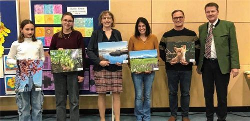 Bei der Vernissage der Neujahrsausstellung zeichnete Bürgermeister Andreas Fenzl (rechts) auch die Sieger des Fotowettbewerbs aus: (von links) Felicia Zernikow, Emilia Wandersleb, Gisela Lackerschmid, Monika Frommwieser und Ingo Wichmann.Fotos Ðachs