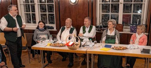 Bei der Versammlung (von links): Markus Seemann, Vorsitzender des Sängerkreises Wendelstein, Schriftführerin Anni Eisner, stellvertretender Vorsitzender Robert Klapper, Vorsitzender Reiner Maras, Dirigentin Heide Hauser sowie Schatzmeisterin Maria Elisabeth Martin. Foto re