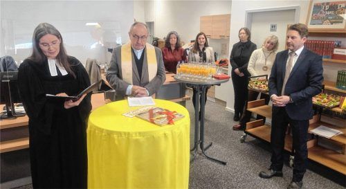 Bei der Weihe der neuen Räume: (von links) Pfarrerin Anita Leonhard, Pfarrer Josef Reindl, vom Bücherei-Team Heike Neuhofer und Carola Weber, Büchereileiterin Brigitte Ederer, Bernadette Angstl-Cox sowie Bürgermeister Josef Grundner. Fotos  Stettner