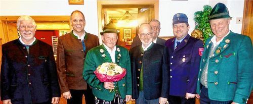 Beim 80. Geburtstag von Stefan Freund aus Prien-Siggenham: (von links) Florian Bauer (Veteranenverein), Seppi Freund (Hufeisenverein), Jubilar Stefan Freund, Zweiter Bürgermeister Michael Anner junior, (dahinter) Lothar Leuthold (Bulldogverein), Stefan Meier (Feuerwehr) und Konrad Huber (Trachtenverein). Foto Anton Hötzelsperger