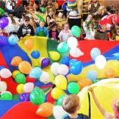 Bunte Spiele und Prinzengarde begeistern beim Kinderfasching in Chiemseehalle