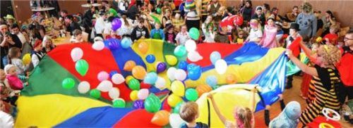 Beim Kinderfasching der Gymnastikabteilung des TSV Breitbrunn in der Chiemseehalle sorgten Spiele, Showprogramm und Bewirtung für gute Unterhaltung.Foto Wastl