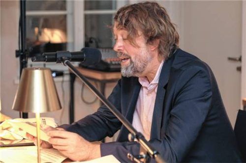 Beim Literaturabend im Kulturforum nahm der Journalist und Moderator Knut Cordsen kuriose Trends der Gegenwartssprache geistvoll unter die Lupe. Foto effner